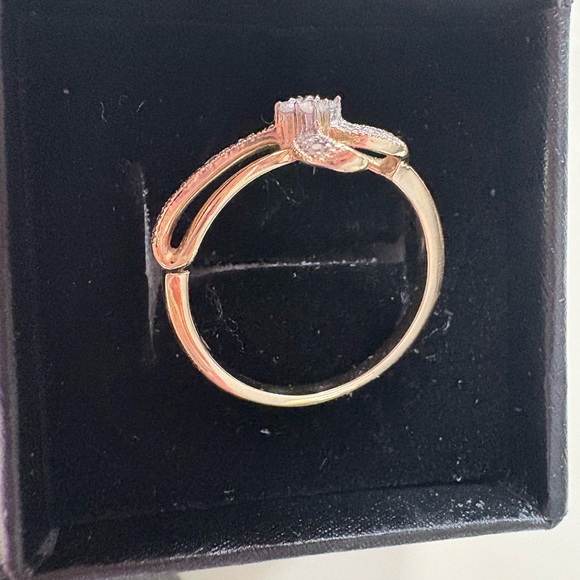 Elegant Gold and Silver Bow Ring - Picture 4 of 8